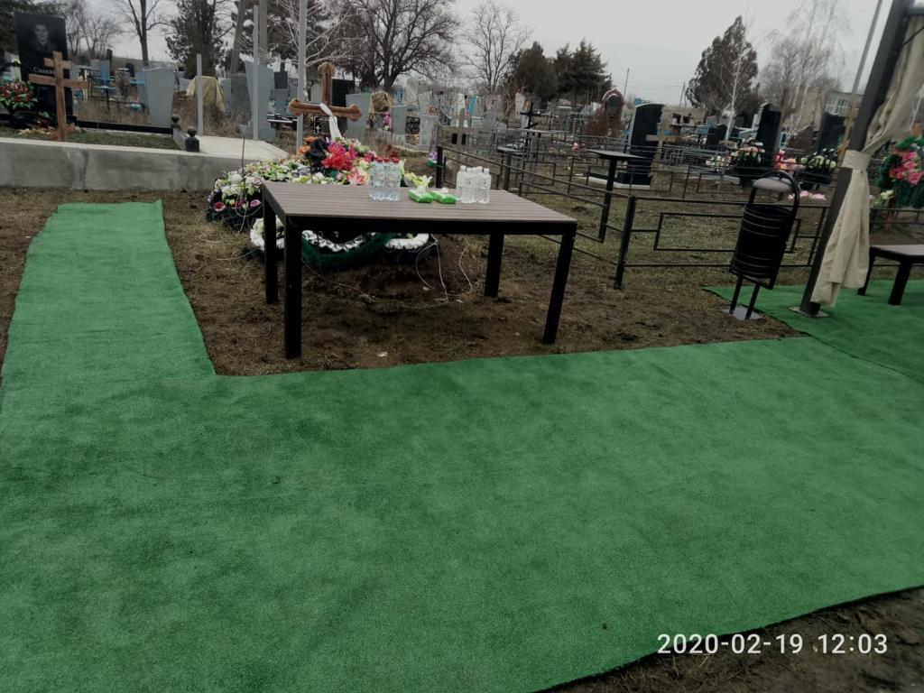 Аренда и установка: зеленка, подиум/стол и лавка, ограждения